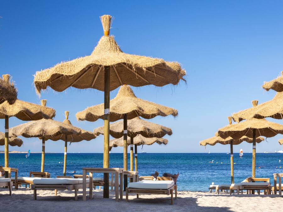 Private beach nearby, free beach shuttle, sun-loungers, beach umbrellas