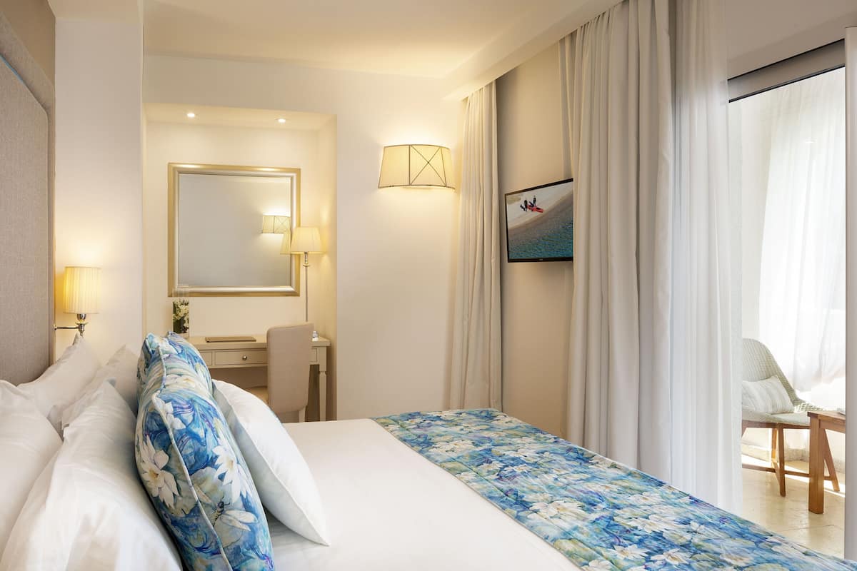 Suite Panoramique, bain à remous, vue mer | 1 chambre, literie hypoallergénique, couette en duvet d'oie, minibar