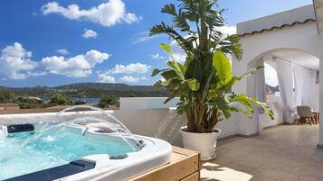 Panoramic Suite, Hot Tub, Sea View | 1 bedroom, hypo-allergenic bedding, down comforters, minibar