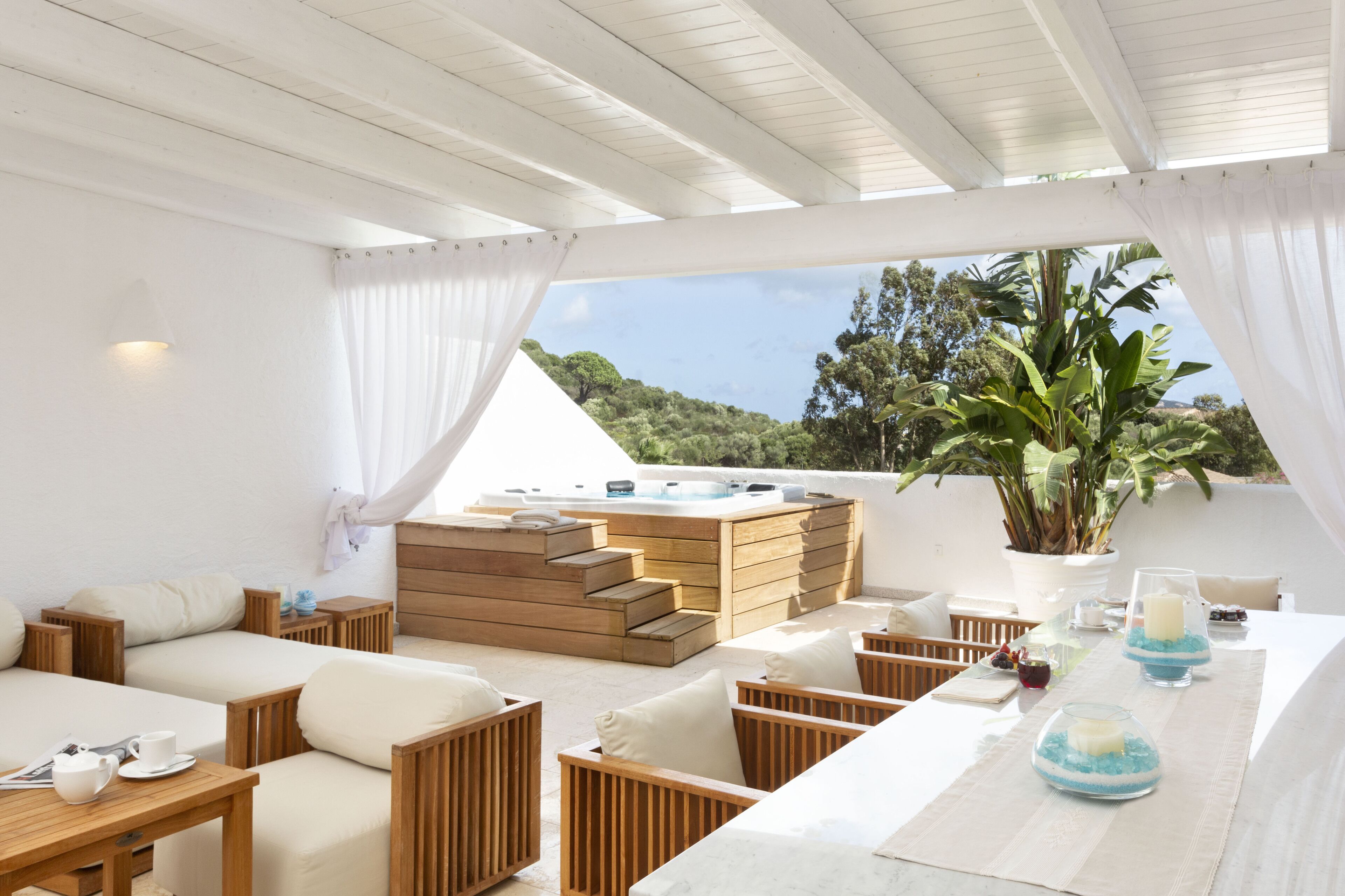 Panorama suite, bubbelbad, uitzicht op zee | Hypoallergeen beddengoed, donsdekens, een minibar, een kluis op de kamer