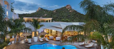 Outdoor pool, open 10:00 AM to 7:00 PM, pool umbrellas, sun loungers