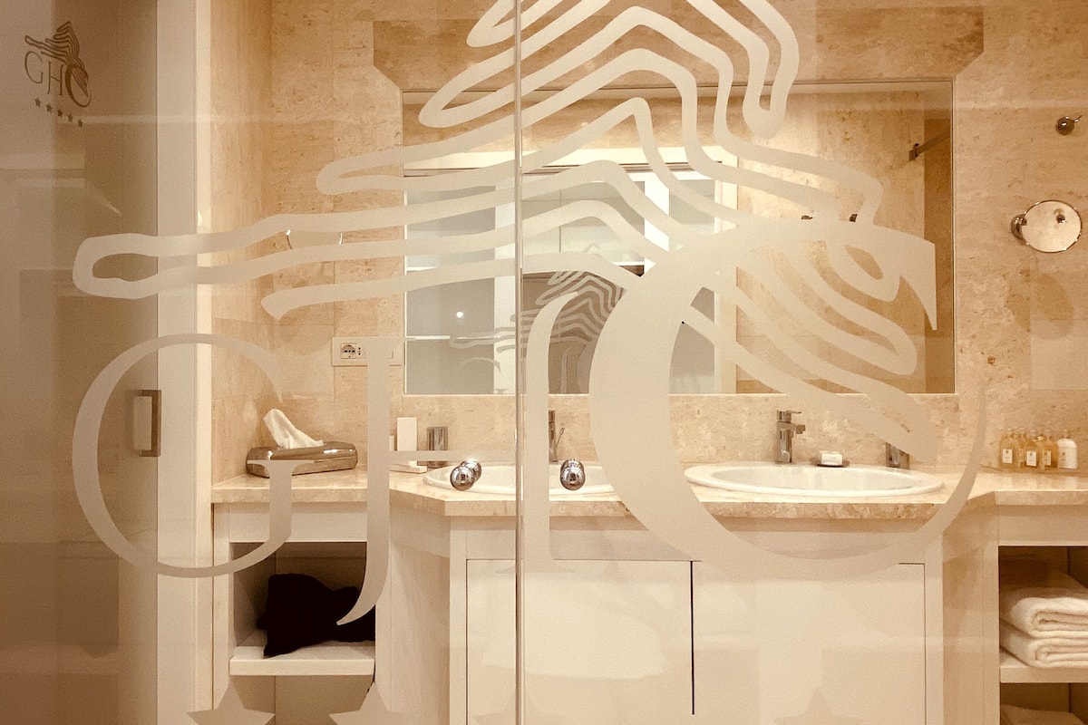 panoramic suite, hot tub, sea view | bathroom | hair dryer, bathrobes, slippers, bidet