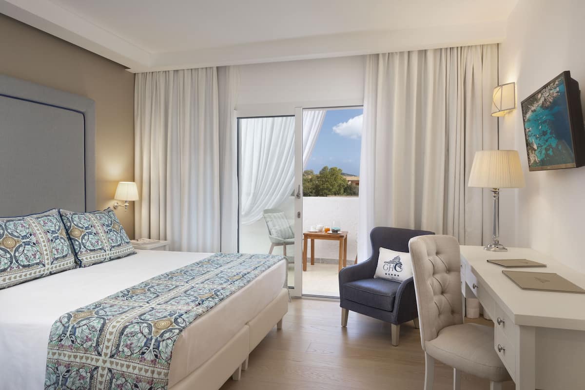 deluxe double room | 1 bedroom, hypo-allergenic bedding, down duvets, minibar