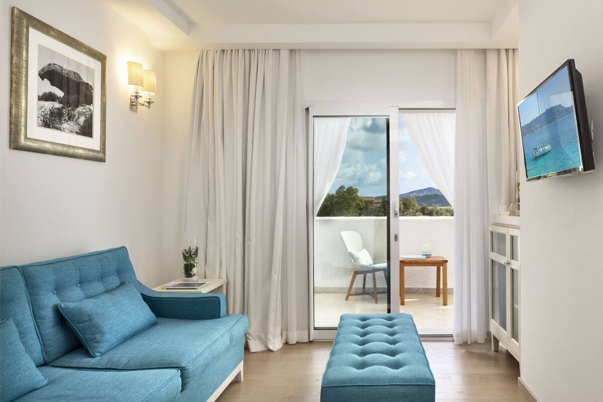 panoramic suite, hot tub, sea view | living area | flat-screen tv