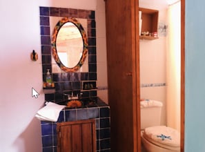 Classic-Doppelzimmer | Badezimmer | Dusche, kostenlose Toilettenartikel, Handtücher