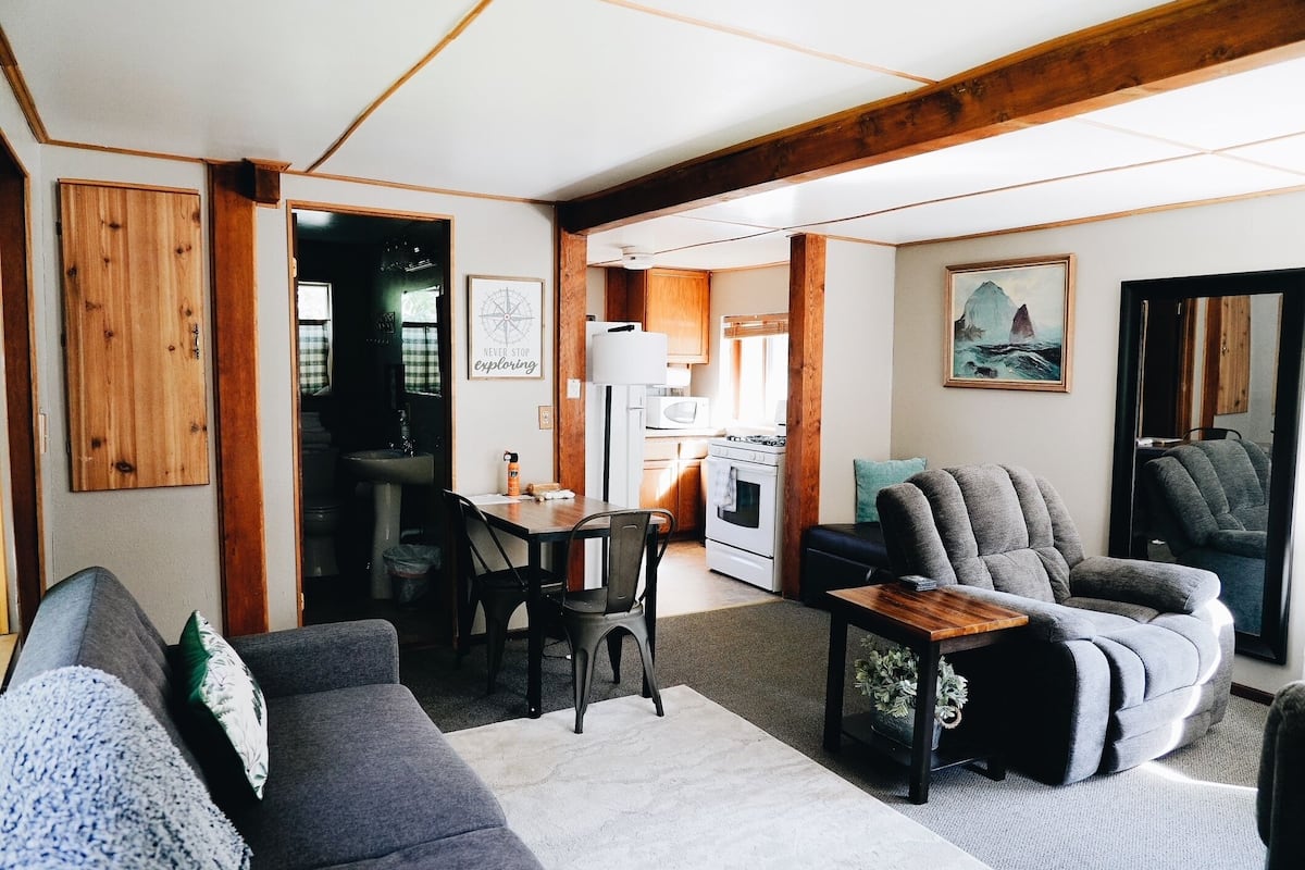 ChaumiÚre, 1 chambre, salle de bain privée | Aire de séjour | Foyer, livres