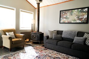 Hytte, flere senger, delt bad, elveutsikt | Individuelt dekorert, individuelt innredet og skrivebord for bærbar PC