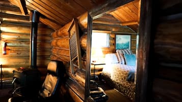 Huisje, 2 queensize bedden, gemeenschappelijke badkamer, uitzicht op meer | 1 slaapkamer, individueel gedecoreerd, individueel gemeubileerd