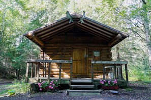 Mökki, useita sänkyjä, jaettu kylpyhuone | Terassi/patio