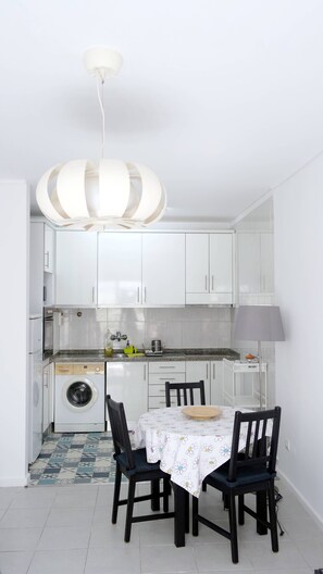 Fridge, microwave, oven, stovetop - Gaia Central Apartment (Vila Nova de Gaia)