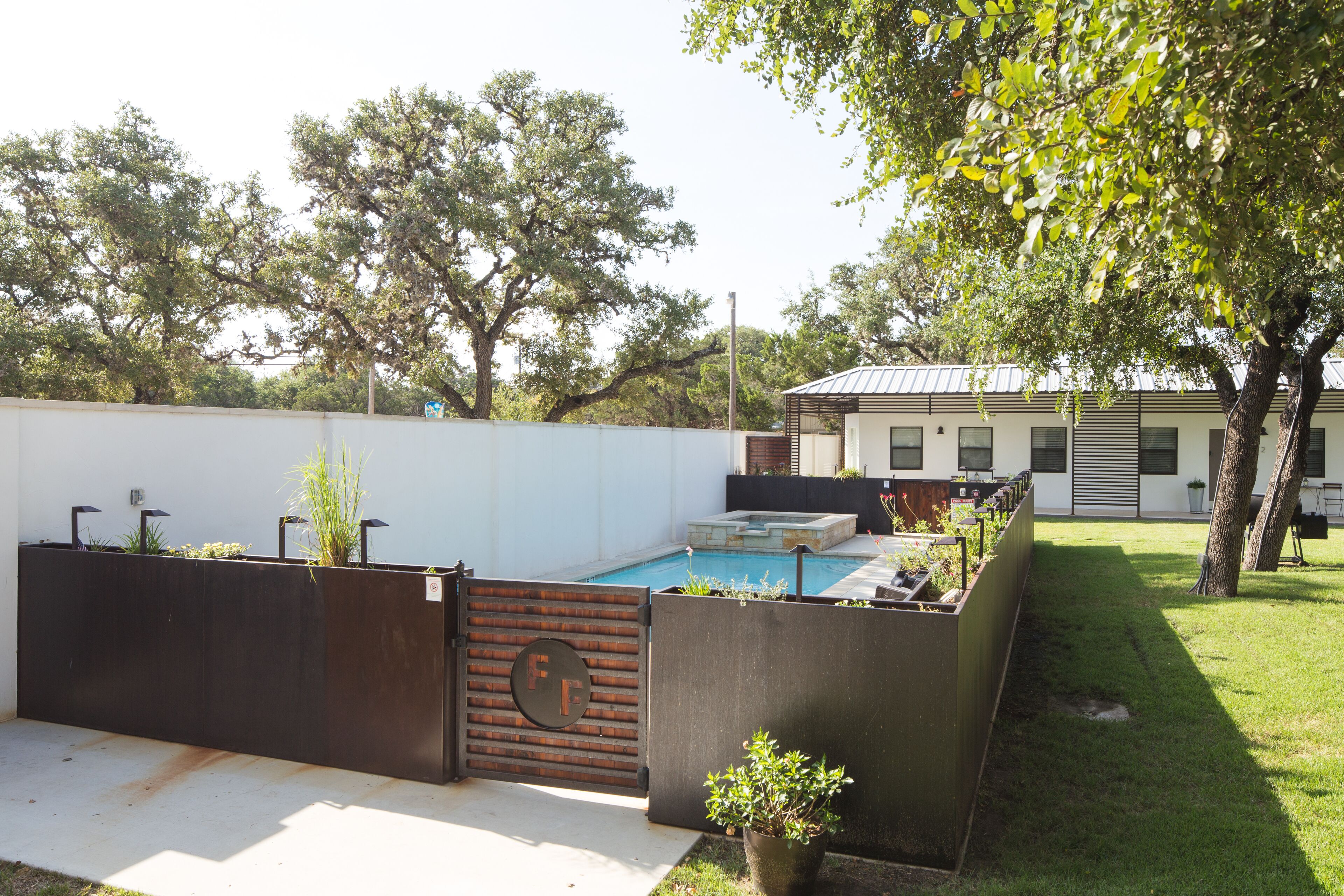 Alberca al aire libre y camastros 