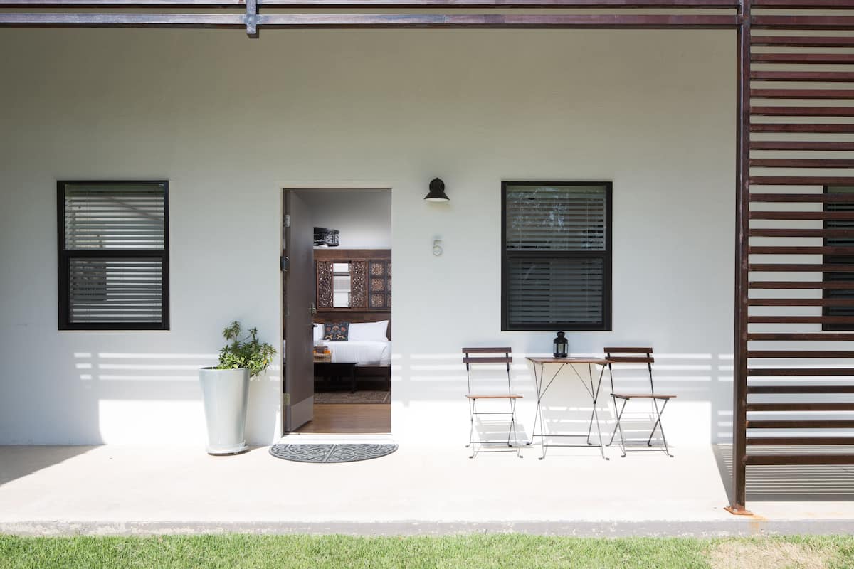 Signature Room, 1 King Bed with Sofa bed, Courtyard View (5) | Terrace/patio