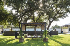 Pet Friendly, 1 King Bed with Sofa bed, Courtyard View (13) | Courtyard view - Hotel Flora & Fauna (Wimberley)