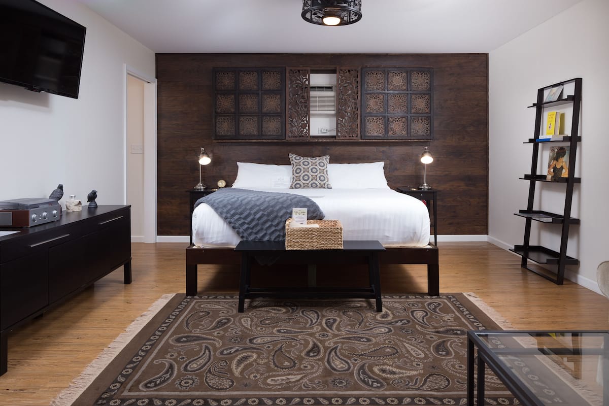 Signature Room, 1 King Bed with Sofa bed, Courtyard View (6) | Egyptian cotton sheets, premium bedding, memory foam beds