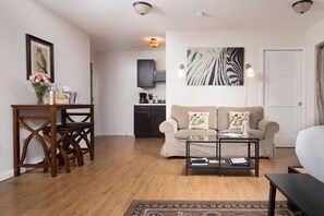 Signature Room, 1 King Bed with Sofa bed, Courtyard View (9) | Living area | Flat-screen TV - Hotel Flora & Fauna (Wimberley)