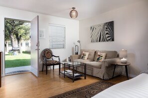 Flat-screen TV - Hotel Flora & Fauna (Wimberley)