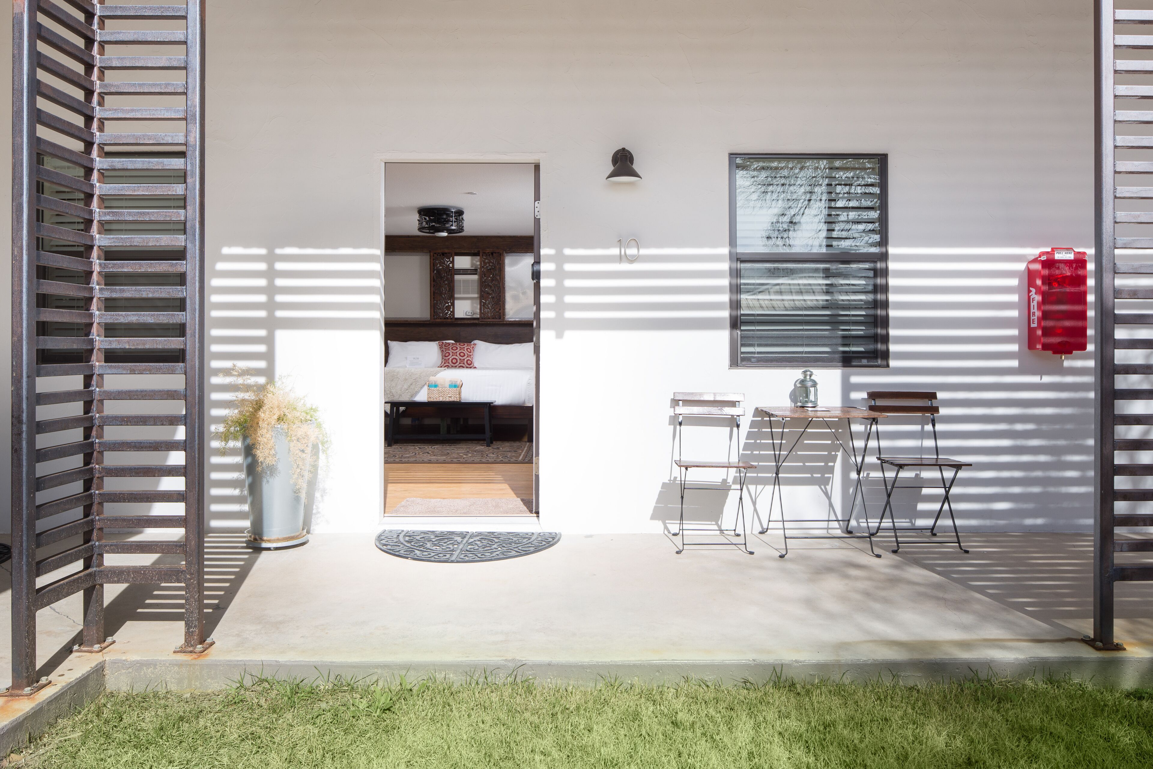 Quarto com design assinado, 1 cama King e sofá-cama, vista para o pátio (10) | Terraço/pátio