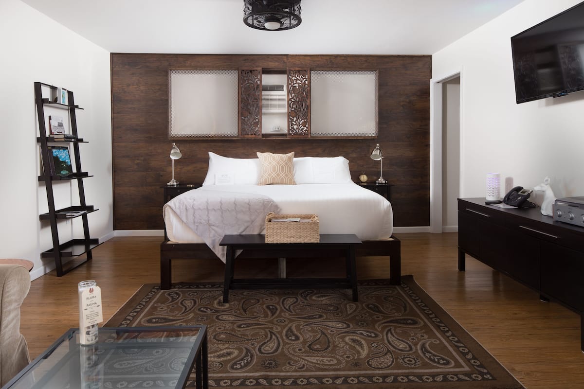Signature Room, 1 King Bed with Sofa bed, Courtyard View (4) | Egyptian cotton sheets, premium bedding, memory foam beds