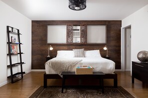 Signature Room, 1 King Bed with Sofa bed, Courtyard View (7) | Egyptian cotton sheets, premium bedding, memory foam beds - Hotel Flora & Fauna (Wimberley)