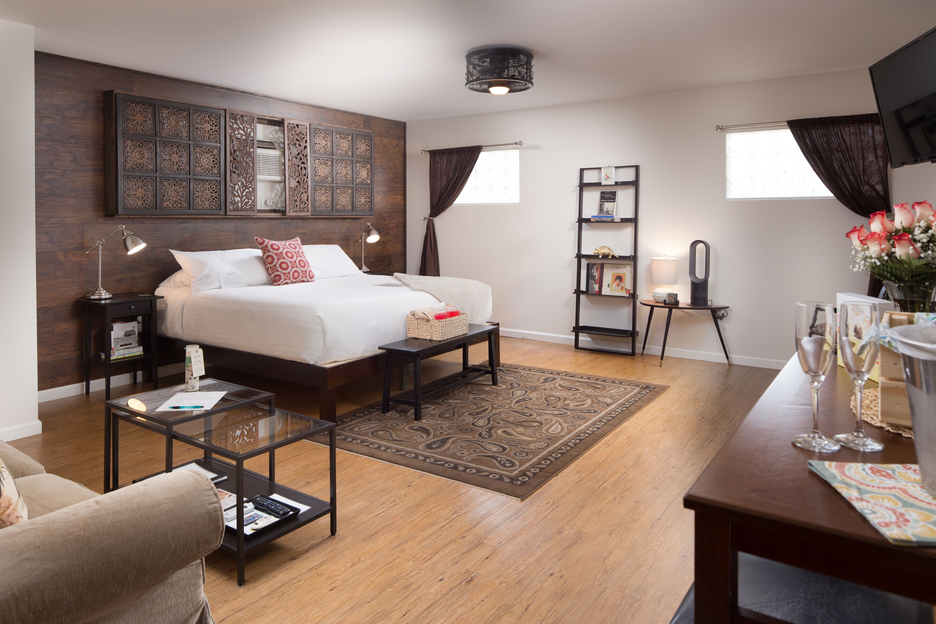 Quarto com design assinado, 1 cama King e sofá-cama, vista para o pátio (9) | Roupas de cama de algodão egípcio, roupas de cama premium