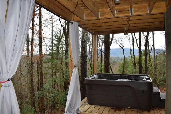Outdoor spa tub - Kade`s Lodge (Blue Ridge)
