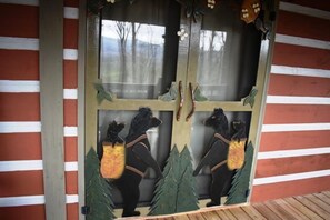 Una puerta de madera con un diseño de osos y árboles.
