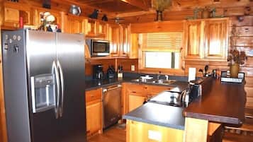 House | Private kitchen | Dishwasher, cookware/dishes/utensils, paper towels