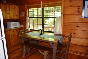 House | Private kitchen | Dishwasher, cookware/dishes/utensils, paper towels - Cheery Dog Cabin (Blue Ridge)