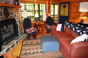 Talo | Oleskelualue | Televisio, takka