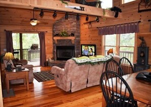 獨棟房屋 | 起居區 | 電視、壁爐、 DVD 播放機