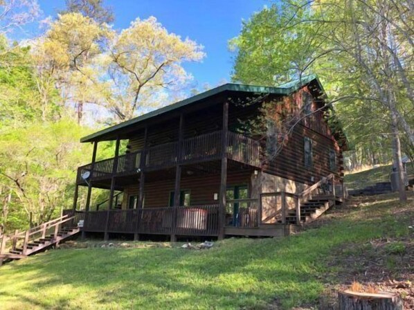 A cabin with a wooden exterior, a balcony, and a porch. - Chimney Path on Fightingtown Creek (McCaysville)