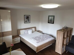1 bedroom, iron/ironing board, Internet, bed sheets - Ferienwohnung Fraueninsel für 1-2 Personen (25 qm, 1.OG) (Bernau am Chiemsee)