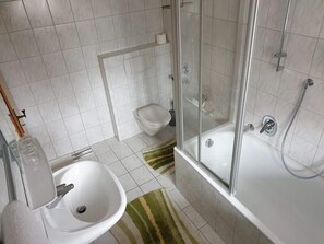 Tina, secadora de cabello, toallas 
