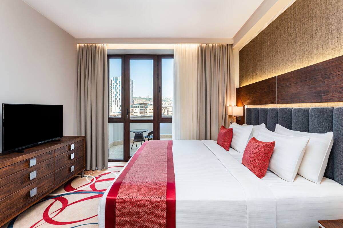 Deluxe kamer, 1 kingsize bed, kitchenette | Een minibar, een kluis op de kamer, een bureau, een laptopwerkplek