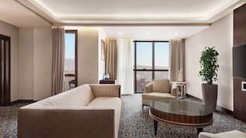 Presidential Suite, 2 Bedrooms (1 King Bed, 2 Single Beds) | Bar mini, peti besi dalam bilik, meja, ruang kerja komputer riba