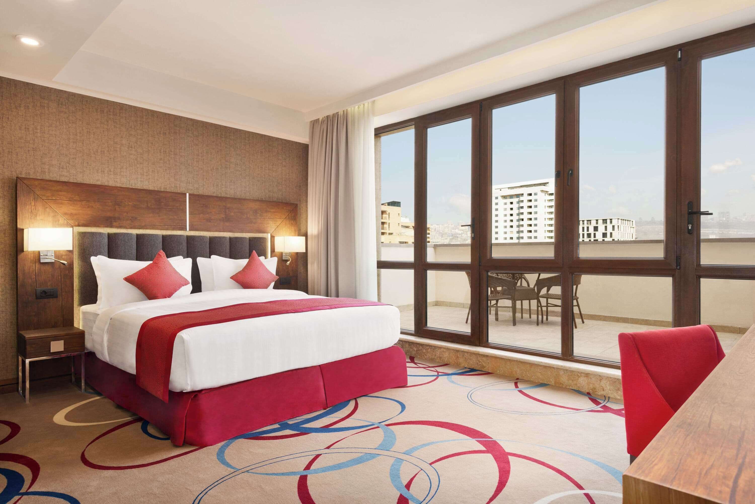 Minibar, coffres-forts dans les chambres, bureau