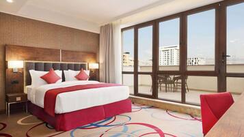 Een minibar, een kluis op de kamer, een bureau, een laptopwerkplek