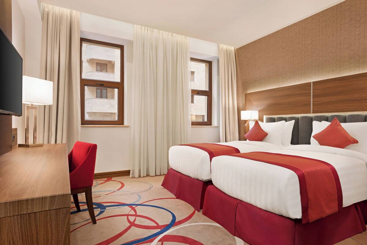 Junior suite (2 Single Beds) | Een minibar, een kluis op de kamer, een bureau, een laptopwerkplek