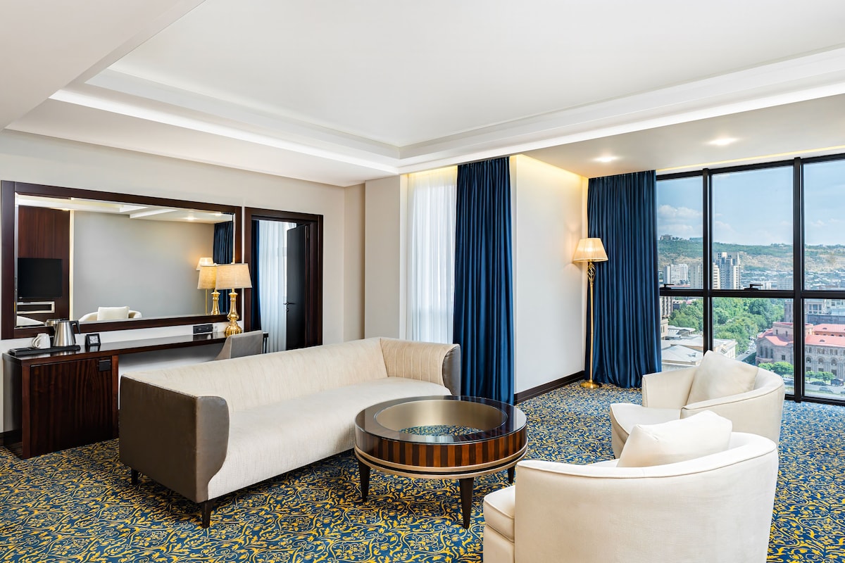 ห้องเพรสซิเดนเชียลสวีท, 2 ห้องนอน (1 King Bed, 2 Single Beds) | มินิบาร์, ตู้นิรภัยในห้องพัก, โต๊ะทำงาน, พื้นที่ทำงานแบบใช้แล็ปท็อป