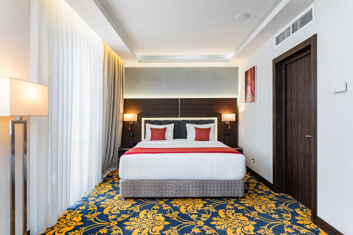 Suite, 1 kingsize bed | Een minibar, een kluis op de kamer, een bureau, een laptopwerkplek