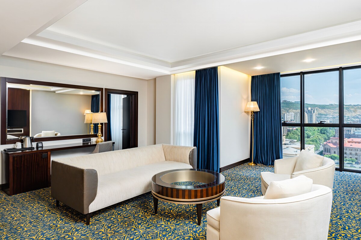 Presidentiële suite, 2 slaapkamers (1 King Bed, 2 Single Beds) | Een minibar, een kluis op de kamer, een bureau, een laptopwerkplek