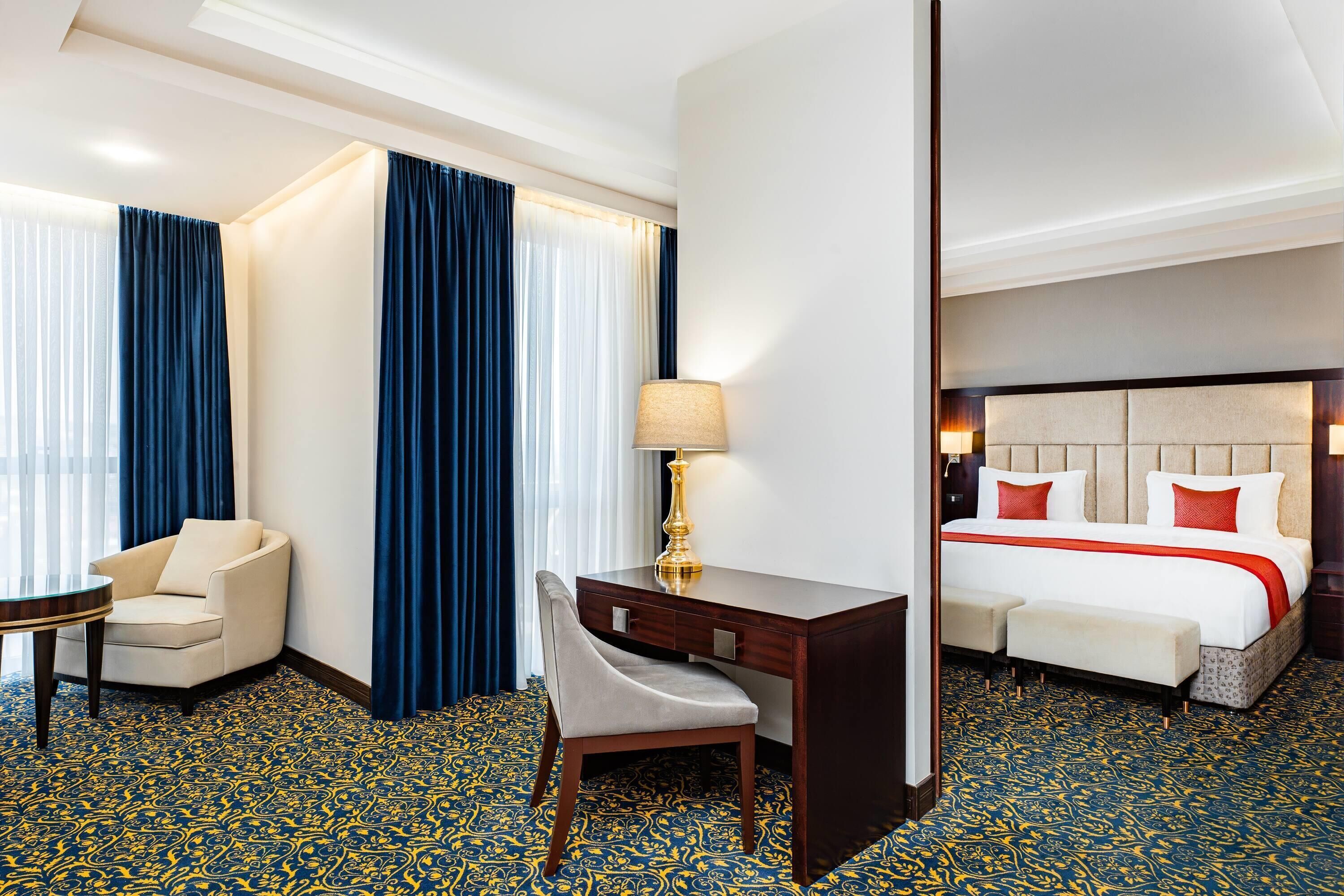 Suite – president, 2 soverom (1 King Bed, 2 Single Beds) | Minibar, safe på rommet, skrivebord og skrivebord for bærbar PC