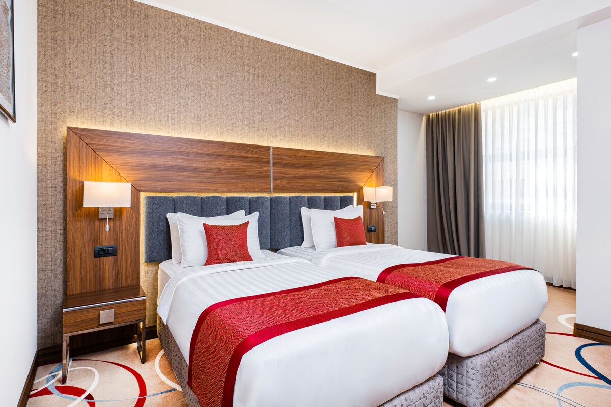 Junior suite (2 Single Beds) | Een minibar, een kluis op de kamer, een bureau, een laptopwerkplek