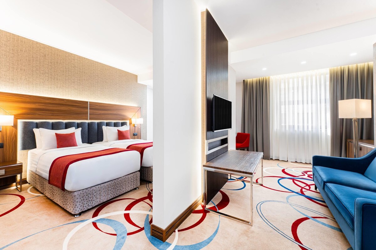 Junior Suite (2 Single Beds) | Minibar, in-room safe, desk, laptop workspace