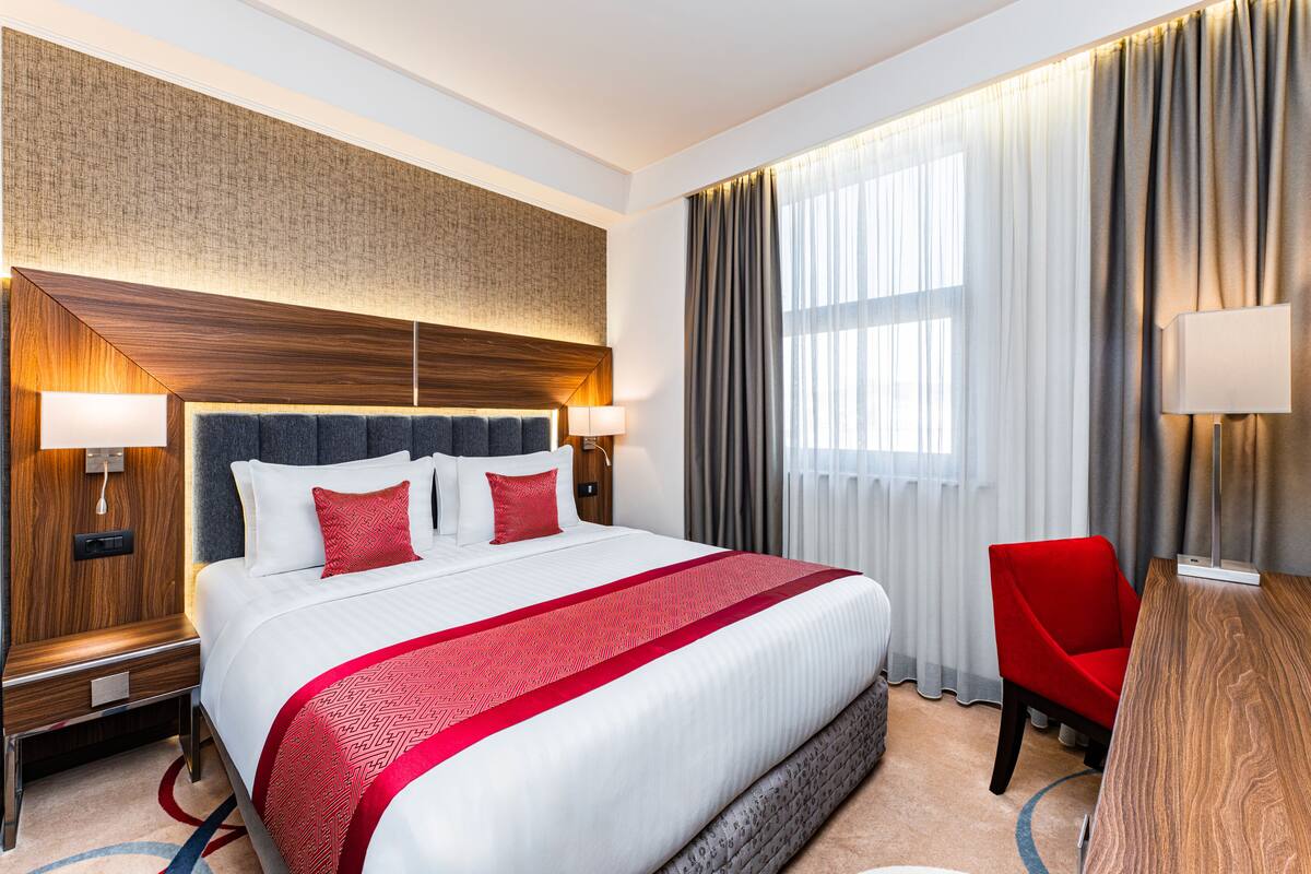 Standaard kamer, 1 queensize bed | Een minibar, een kluis op de kamer, een bureau, een laptopwerkplek