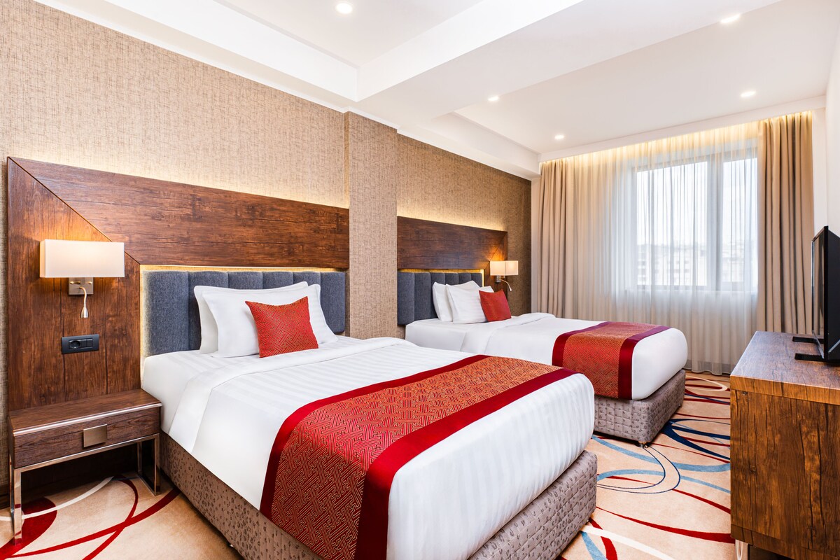 Superior suite, 2 slaapkamers (1 King Bed, 2 Single Beds) | Een minibar, een kluis op de kamer, een bureau, een laptopwerkplek