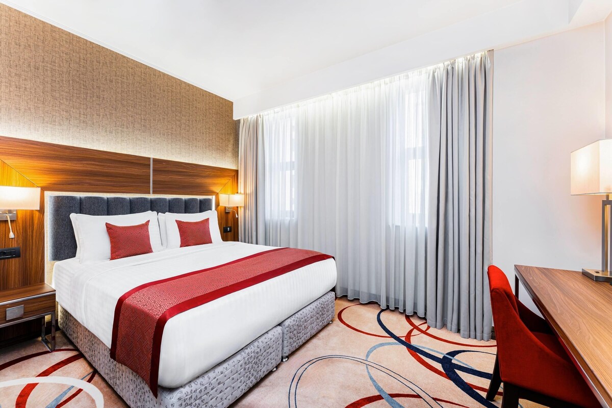 Standard Room, 1 King Bed | Minibar, in-room safe, desk, laptop workspace