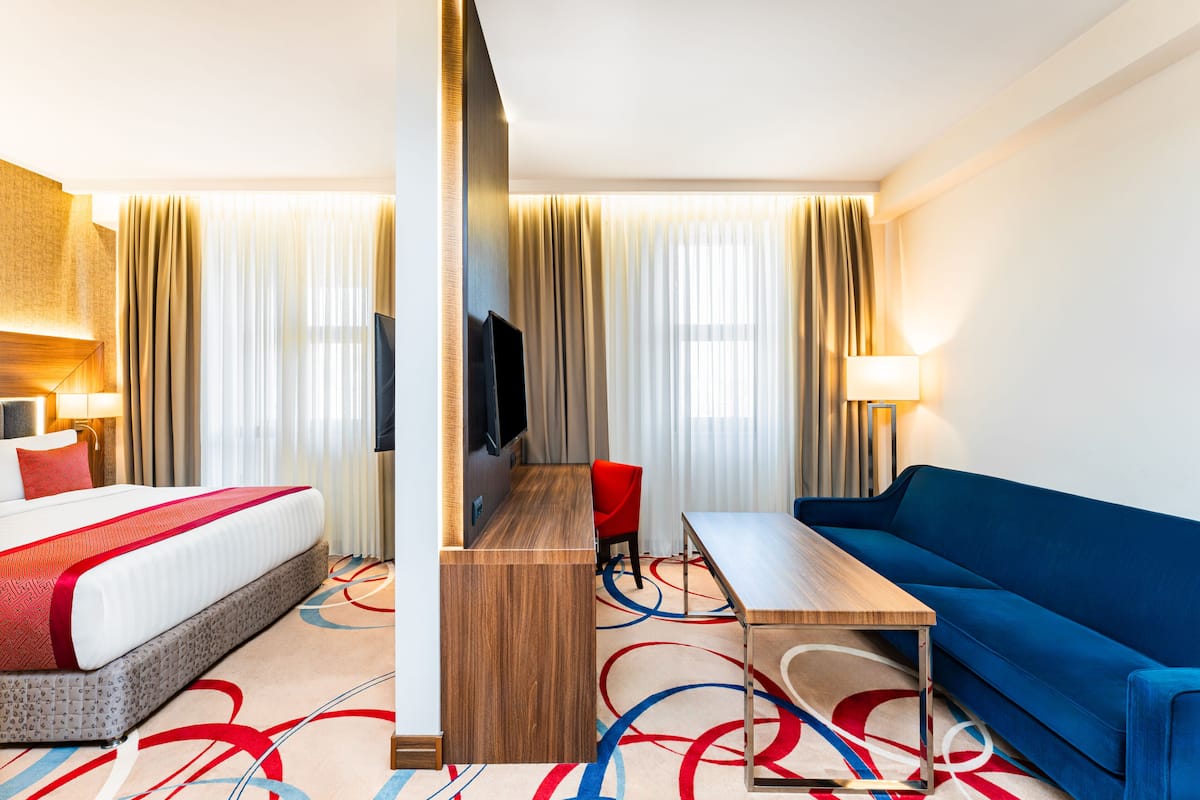 Junior suite, 1 kingsize bed | Een minibar, een kluis op de kamer, een bureau, een laptopwerkplek