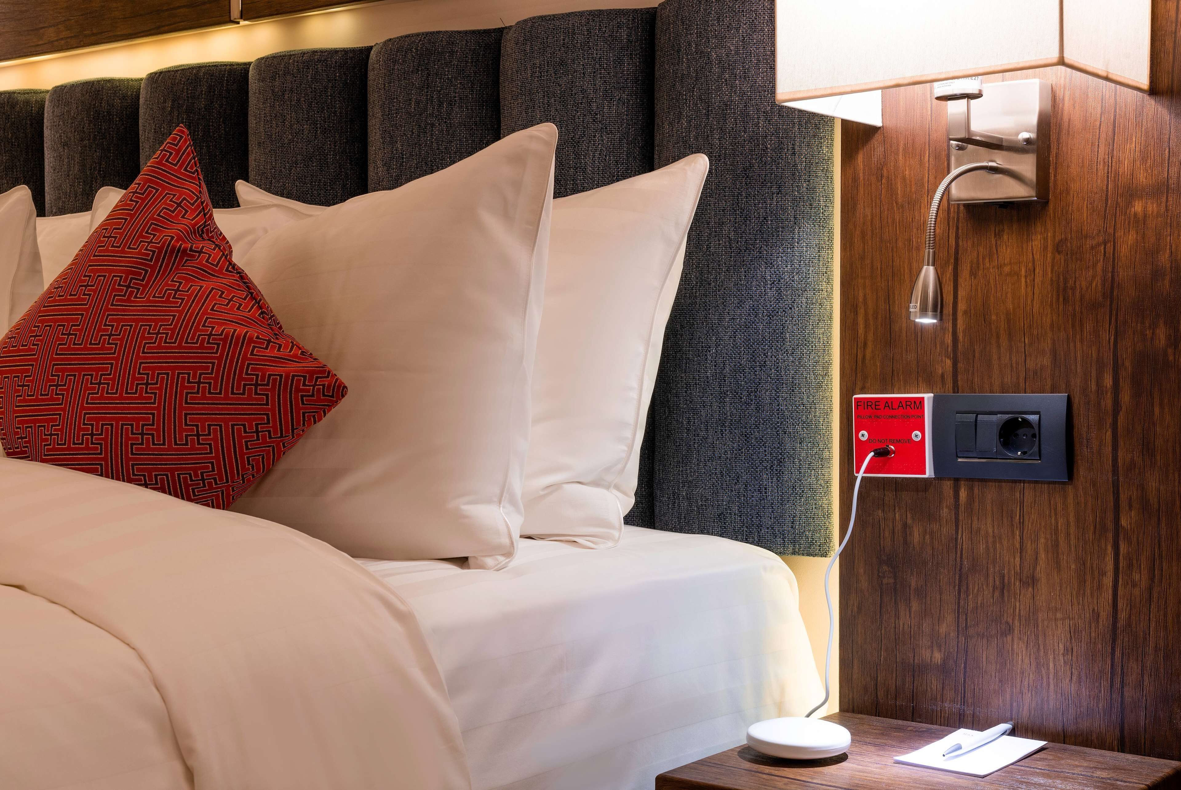 room, 1 king bed, accessible (mobility) | minibar, in-room safe, desk, laptop workspace