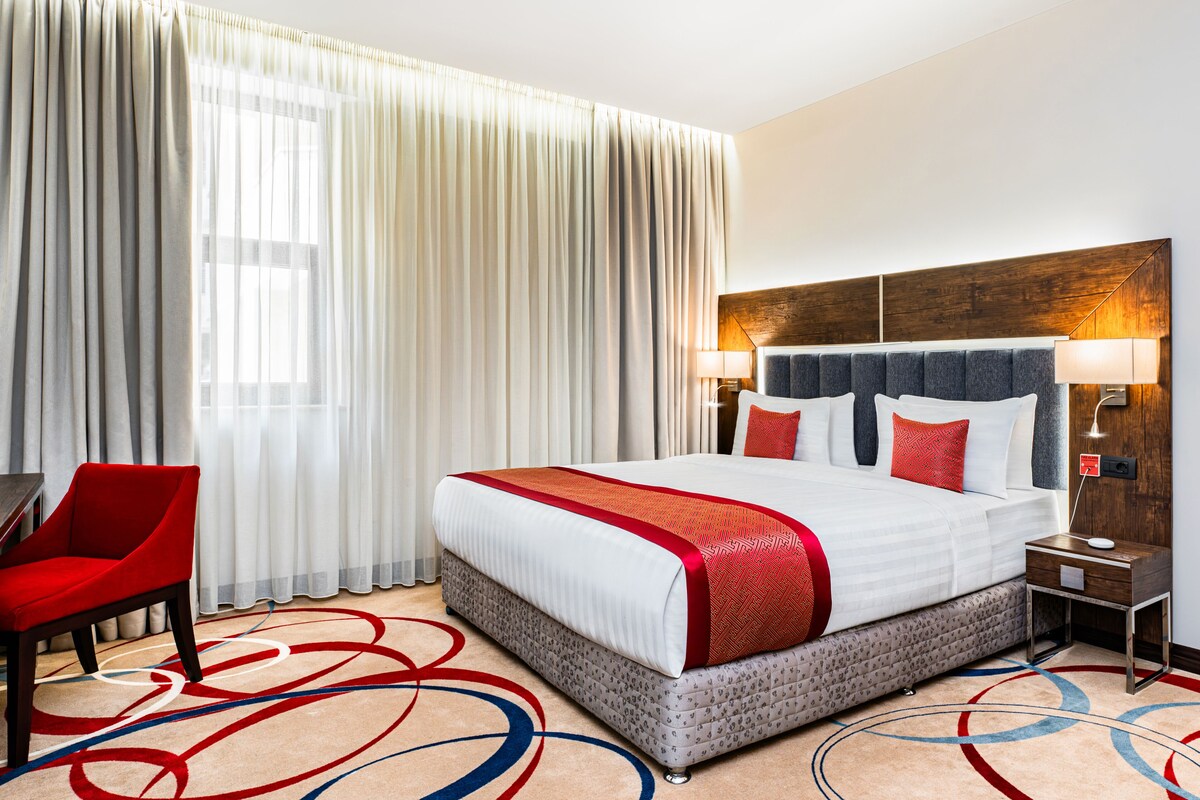Kamer, 1 kingsize bed, toegankelijk voor mindervaliden (Mobility) | Een minibar, een kluis op de kamer, een bureau, een laptopwerkplek